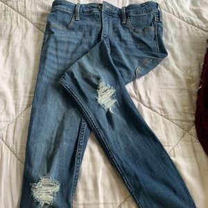 Hollister high waisted skinny jeans. Size 7, medium wash, good condition.
